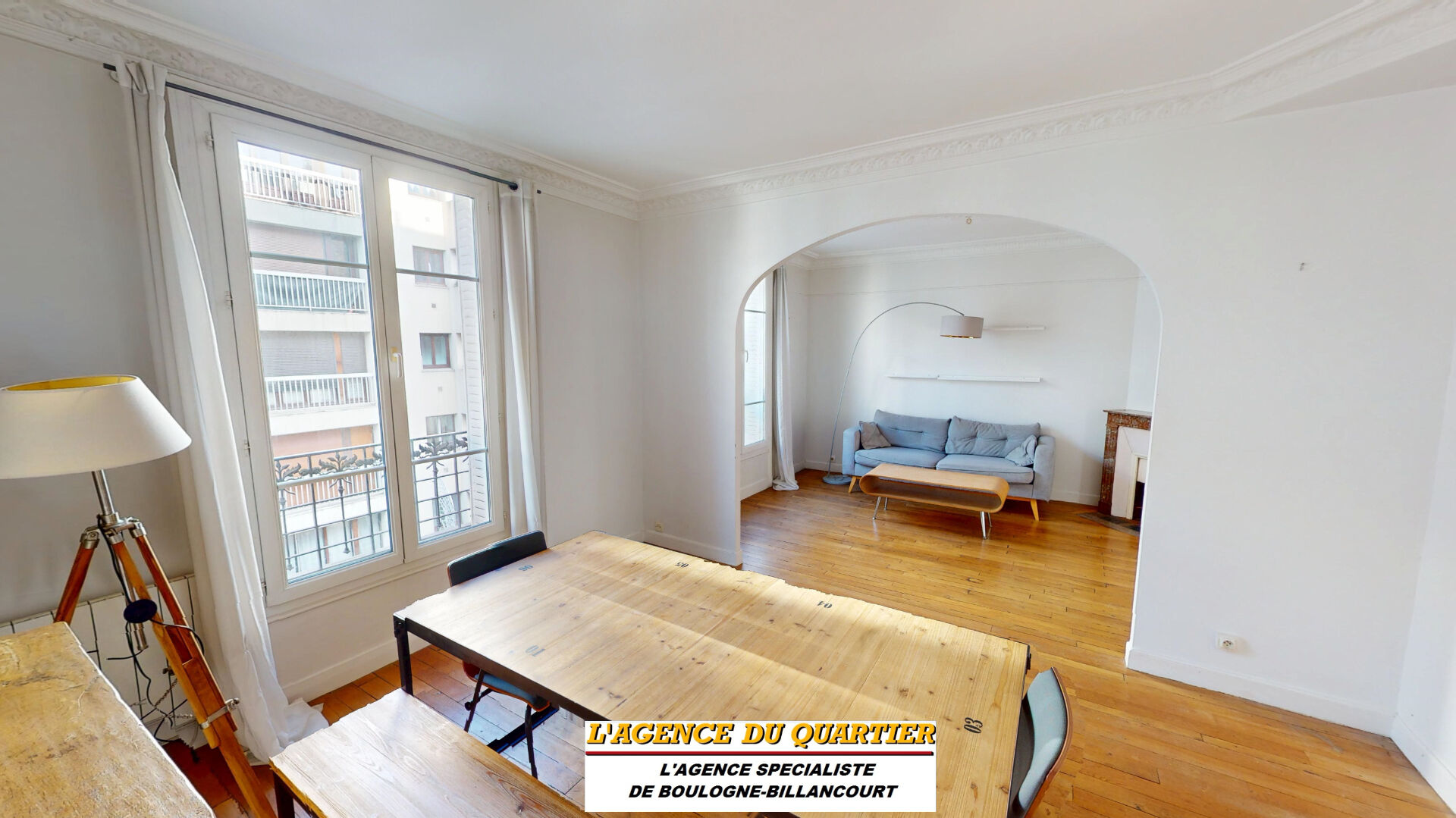 Séjour et salle à manger avec moulures, grande fenêtre et parquet dans un appartement de charme à Boulogne-Billancourt